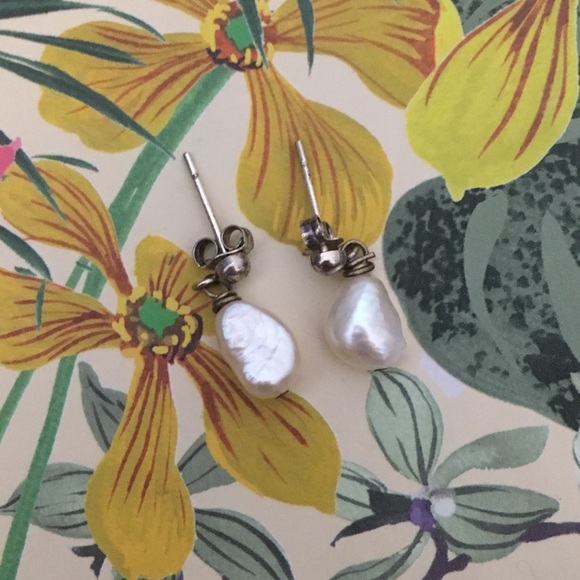 **NEVER WORN** REAL Pearl Drop Stud Earrings - Picture 3 of 4